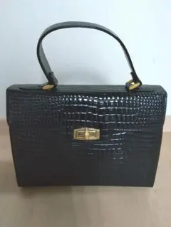 ハンドバッグ　エナメル　ブラック
