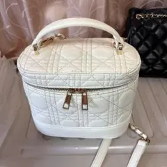 ホワイト キルティング ショルダーバッグ