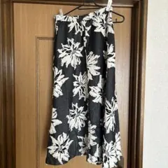 index フレアスカート 黒と白の花柄