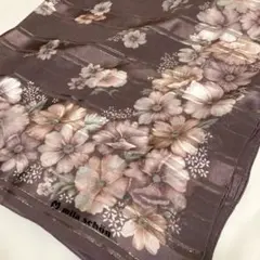 ミラ・ショーン　透け感のある花柄あずき色スカーフ