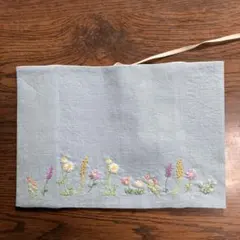 ブックカバー（くるみボタン付き） 花刺繍（ライトブルー）文庫本サイズ