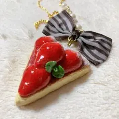 TiTi フェイクスイーツ 苺のタルト ネックレス