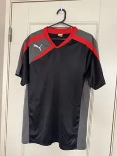 PUMA Vネックシャツ 黒 赤