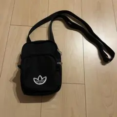 adidas ショルダーバッグ ブラックのサムネイル