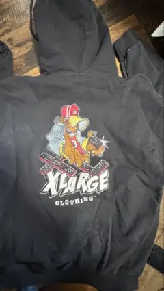 XLARGE ブラック パーカー グラフィックプリント
