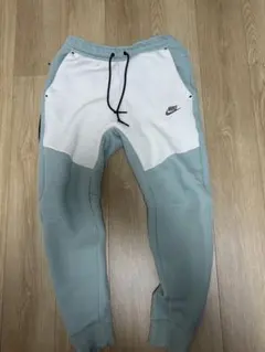NIKEテックフリースエメラルドグリーン人気