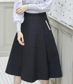 tocco closet パール付きエンボスキルティングタックフレアスカート