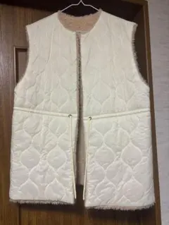 リバーシブルクリーム色ダウンベスト