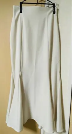 ナチュラルビューティーベーシック ヘム切替マーメイドスカート 白