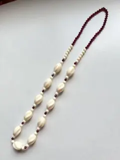 アイボリーと赤のシェル型ネックレス