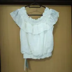 CECILMcBeeフリル付きオフショルダー　ホワイトブラウス新品タグ付きM