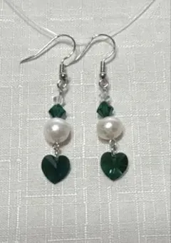 緑色ハート型ビーズとパールのピアス