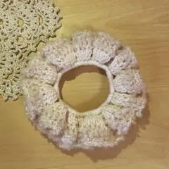 淡いピンク フリルデザイン シュシュ