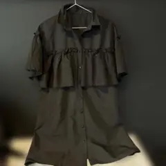 フリル付きブラックシャツ 半袖