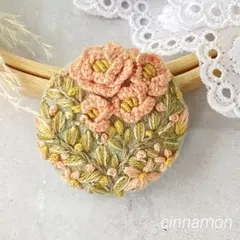 くるみボタン　サーモンピンクバラ　ブローチヘアゴム刺繍　ハンドメイド