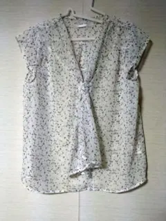 シフォンノースリーブブラウス 白地小花柄