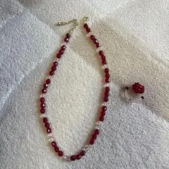 新品、未使用赤いビーズ ネックレスとリングセット43.5㎝