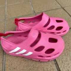 adidas キッズサンダル　ピンク