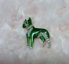 緑色の犬のエナメルブローチ