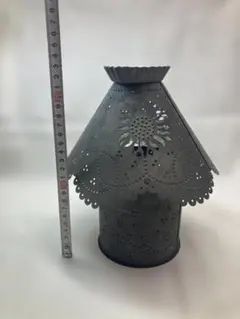 花模様の金属製キャンドルホルダー