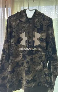 Under Armour 迷彩柄 フード付きパーカー