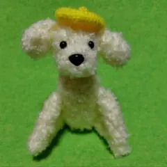 帽子付きトイプードル犬のあみぐるみのサムネイル