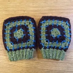 46 ハンドメイド ハンドウォーマー　手袋　グラニースクエア アームカバー 緑茶