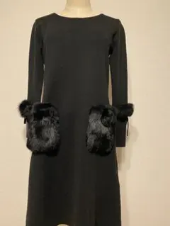 【ギャラリービスコンティ】黒ニットワンピースファー付きポケット