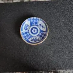 青白い伝統的な和風模様の皿