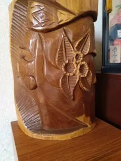 北海道　木製彫刻 花と顔のデザイン