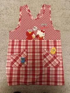 保育士　エルモとハローキティのエプロン