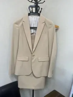 入学式　母ベージュ スーツ ジャケットと長めタイトスカート　タグなし新品未使用