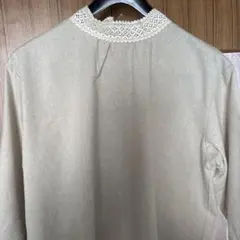 レース付き襟 ベージュ 長袖シャツ