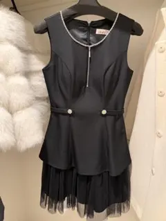 ビジュー付きブラックドレス