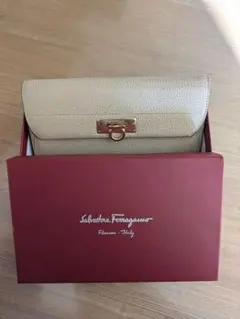 Salvatore Ferragamoガンチーニ ベージュ長財布 箱付き