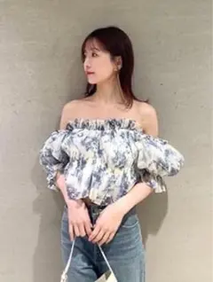 週末限定値下げ中】 SNIDEL ギャザーオフショルブラウス FLOWER - メルカリ