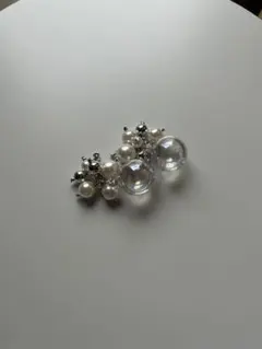 B. パールとクリスタルのイヤリング