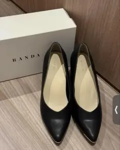 RANDA ブラック ポインテッドトゥ パンプス