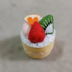展示¥850]苺とキウイのロールケーキ(フェルトケーキ) - メルカリ