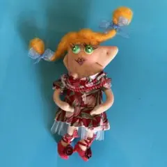 ユニークな人形 赤と緑のチェック柄