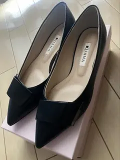 ダイアナ　ブラック ポインテッドトゥ フラットシューズ
