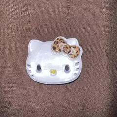 ハローキティ ヒョウ柄リボン ピンバッジ
