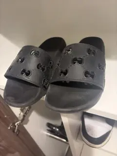 GUCCI ブラック ロゴスライドサンダル　25.5 スリッパ