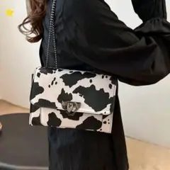 カウ柄ショルダーバッグ　牛柄　カジュアル　エレガント　コンパクト　秋冬