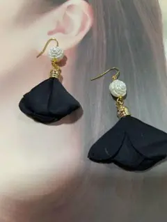 黒のタッセル型ピアス ホワイトローズビーズ