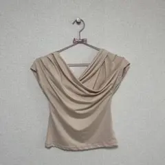 ピンクベージュ ドレープネック 半袖トップス