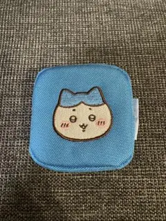 ちいかわ カラビナつき刺繍スクエアミニポーチ ハチワレ