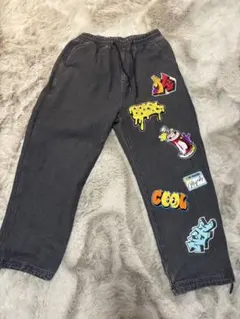 パッチ付きグレーデニムパンツ