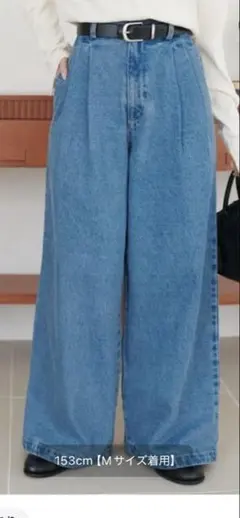 ライトデニムタックワイドパンツ ブルーSサイズのサムネイル