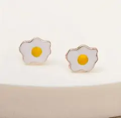 目玉焼きデザインピアス　可愛い　お洒落　個性的　カジュアル　新品　未使用